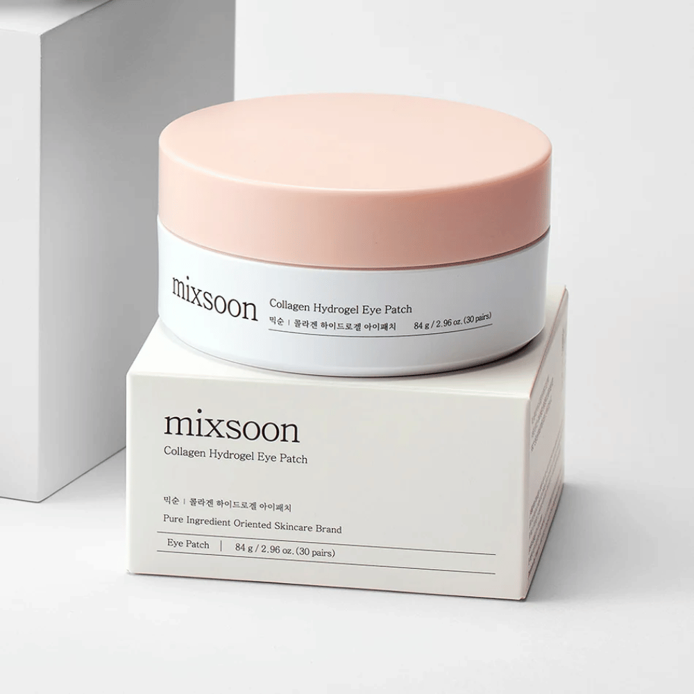 Slika Mixsoon Collagen Hydrogel Eye Patch. Kozarec je rožnat in bel ter vsebuje 84 g obližev za oči s kolagenom. Leži na beli škatli z besedilom, ki opisuje izdelek in njegovo vsebino. Dizajn je eleganten in sodoben, popoln za nego oči.