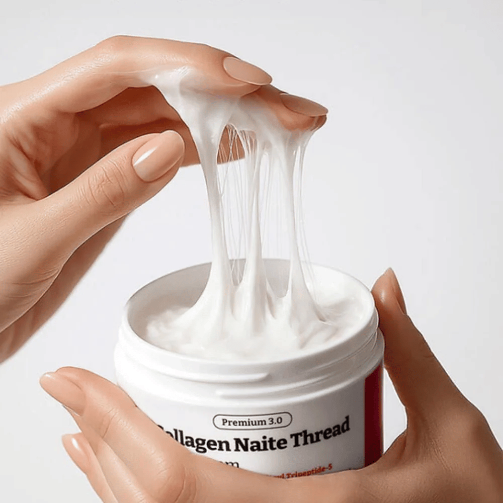 Bližnji posnetek MEDIPEEL Collagen Naite Thread Neck Cream Premium 3.0, ki prikazuje nitasto, elastično teksturo kreme s kolagenom, ki zagotavlja intenzivno vlaženje in čvrstejšo kožo na vratu in čeljustni liniji.