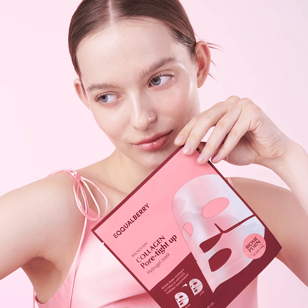 Ženska drži paket z obrazno masko Collagen Pore-tight Up Hydrogel Mask pred seboj, medtem ko gleda vstran z naravno, svežo kožo.