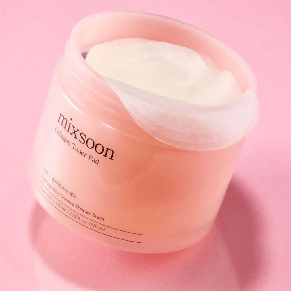 Mixsoon Collagen Toner Pad s 110 blazinicami v roza posodi, fotografiran na roza ozadju.