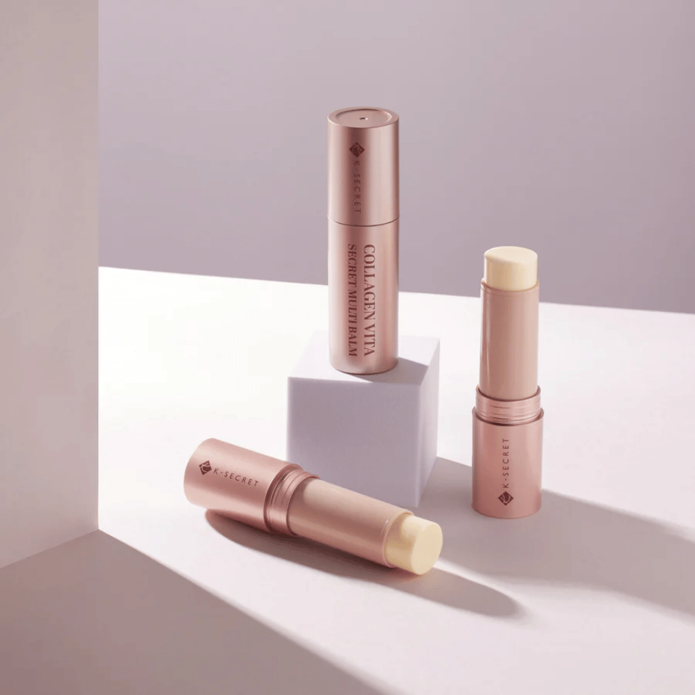 Tri K-Secret Collagen Vita Secret Multi Balm v različnih položajih, tako odprte kot zaprte.