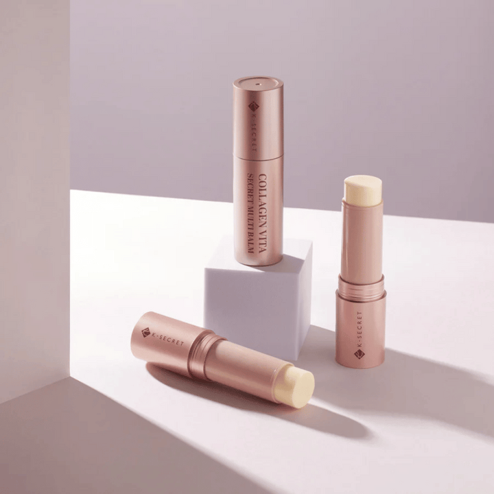 Tri K-Secret Collagen Vita Secret Multi Balm v različnih položajih, tako odprte kot zaprte.