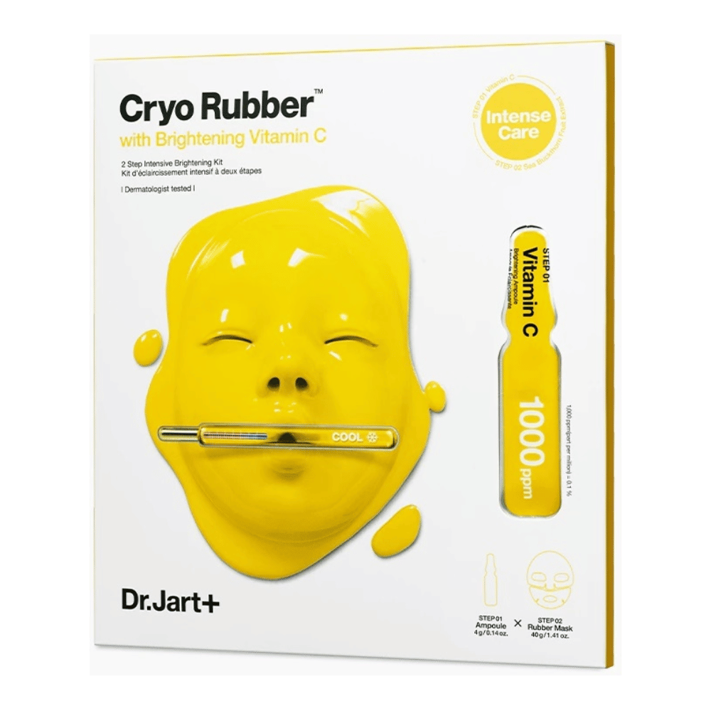 Dr.Jart+ lepotni izdelek z imenom 'Cryo Rubber™ z osvetljevalnim vitaminom C'. Embalaža prikazuje rumeno obrazno masko, ki kaplja s tekočino. Omenjeno je, da gre za '2-stopenjski intenzivni osvetljevalni komplet' in da je 'dermatološko testiran'. Ilustracija 'Vitamin C 1000ppm' se nahaja na desni strani.