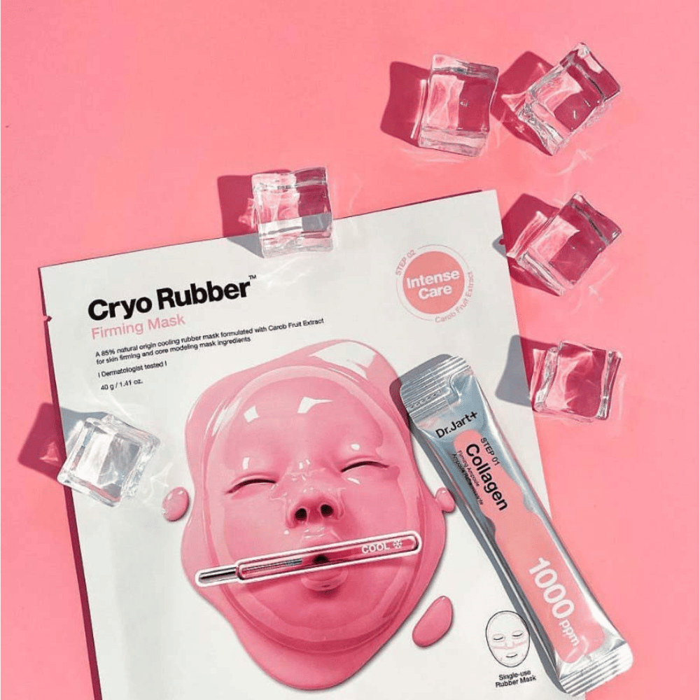 Slika izdelka Dr.Jart+ Cryo Rubber™ učvrstitvena maska, obdana s kockami ledu na roza ozadju, skupaj s tubo označeno "Kolagen 1000 ppm".