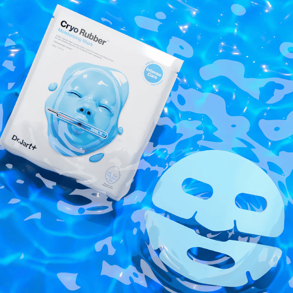 Dr.Jart+ Cryo Rubber Moisturizing Mask v modri embalaži leži na vodni površini skupaj z modro gumijasto masko. Izdelek je poudarjen kot intenzivna vlažilna nega.