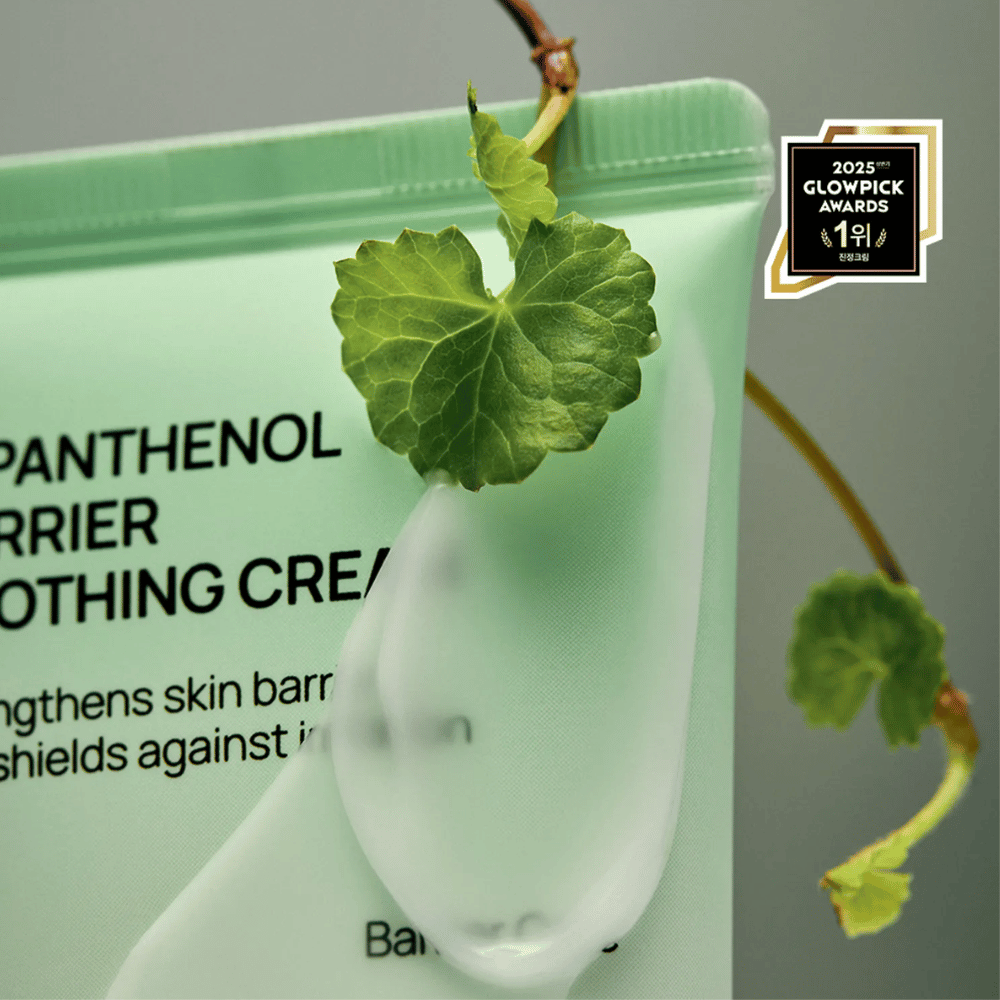 Jumiso D-Panthenol Barrier Soothing Cream s kremo in zeleno rastlino, poudarja naravne sestavine.