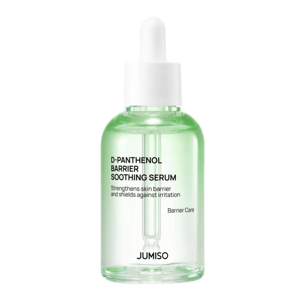 Studijski foto Jumiso D-Panthenol Barrier Soothing Serum v zeleni steklenici s pipeto, na beli podlagi.