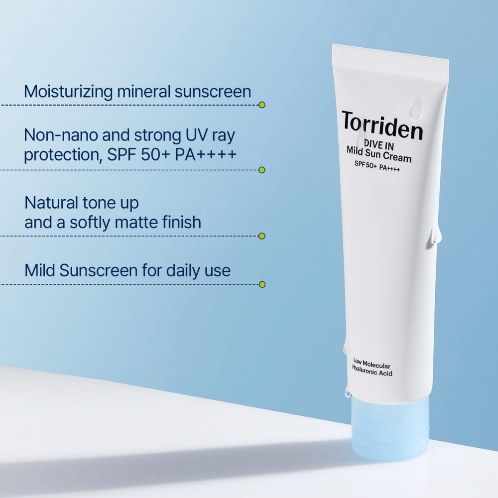 Tuba kreme za sončenje stoji pokonci na svetlo modrem ozadju z besedilom, ki opisuje lastnosti, kot so SPF 50+, vlaženje in vsakodnevna uporaba.
