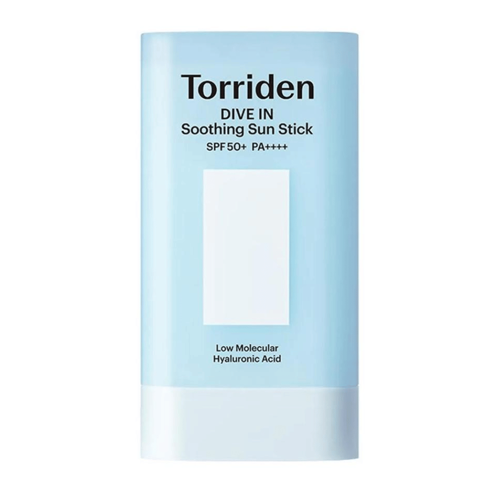 Torriden DIVE IN Soothing Sun Stick SPF50+ PA++++ z nizkomolekularno hialuronsko kislino v svetlomodri embalaži na nevtralnem ozadju.