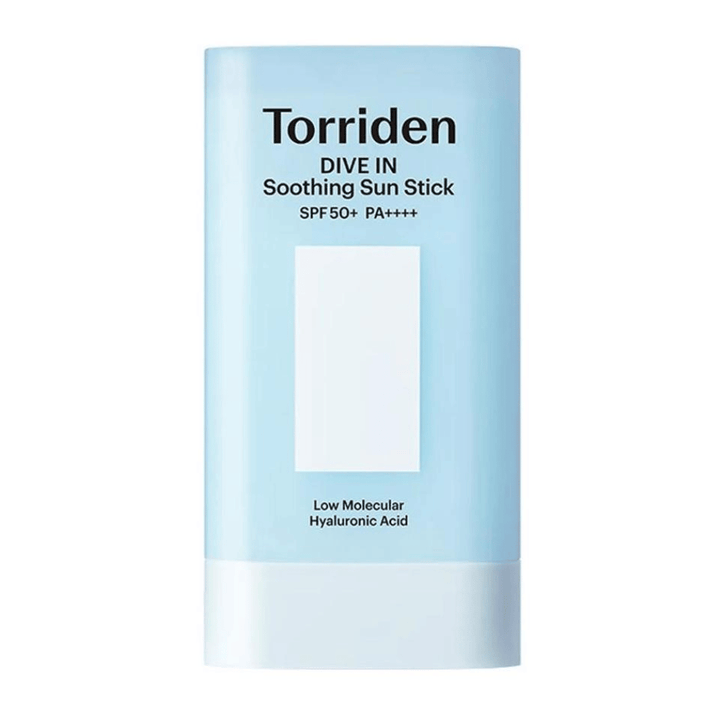 Torriden DIVE IN Soothing Sun Stick SPF50+ PA++++ z nizkomolekularno hialuronsko kislino v svetlomodri embalaži na nevtralnem ozadju.