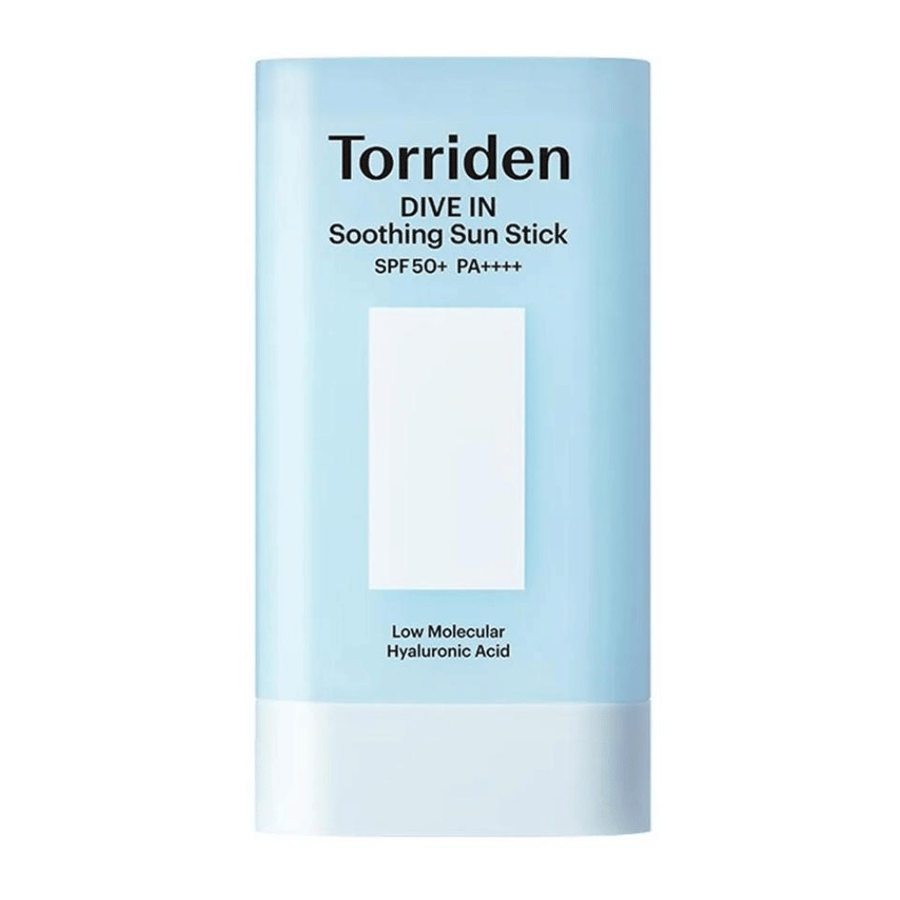 Torriden DIVE IN Soothing Sun Stick SPF50+ PA++++ z nizkomolekularno hialuronsko kislino v svetlomodri embalaži na nevtralnem ozadju.