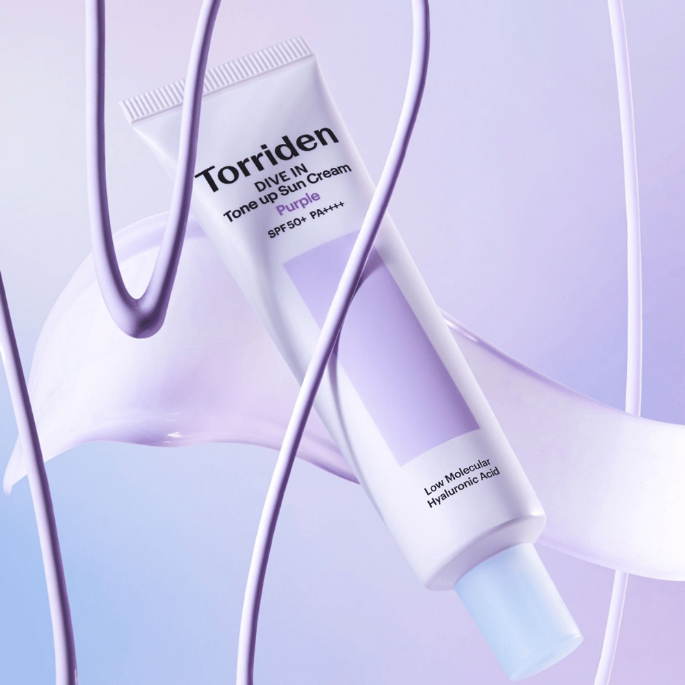 Torriden DIVE IN Tone Up Sun Cream Purple SPF50+ PA++++ predstavljena v kreativnem produktnem okolju z vijoličnimi detajli, ki poudarjajo vlažilno formulo.