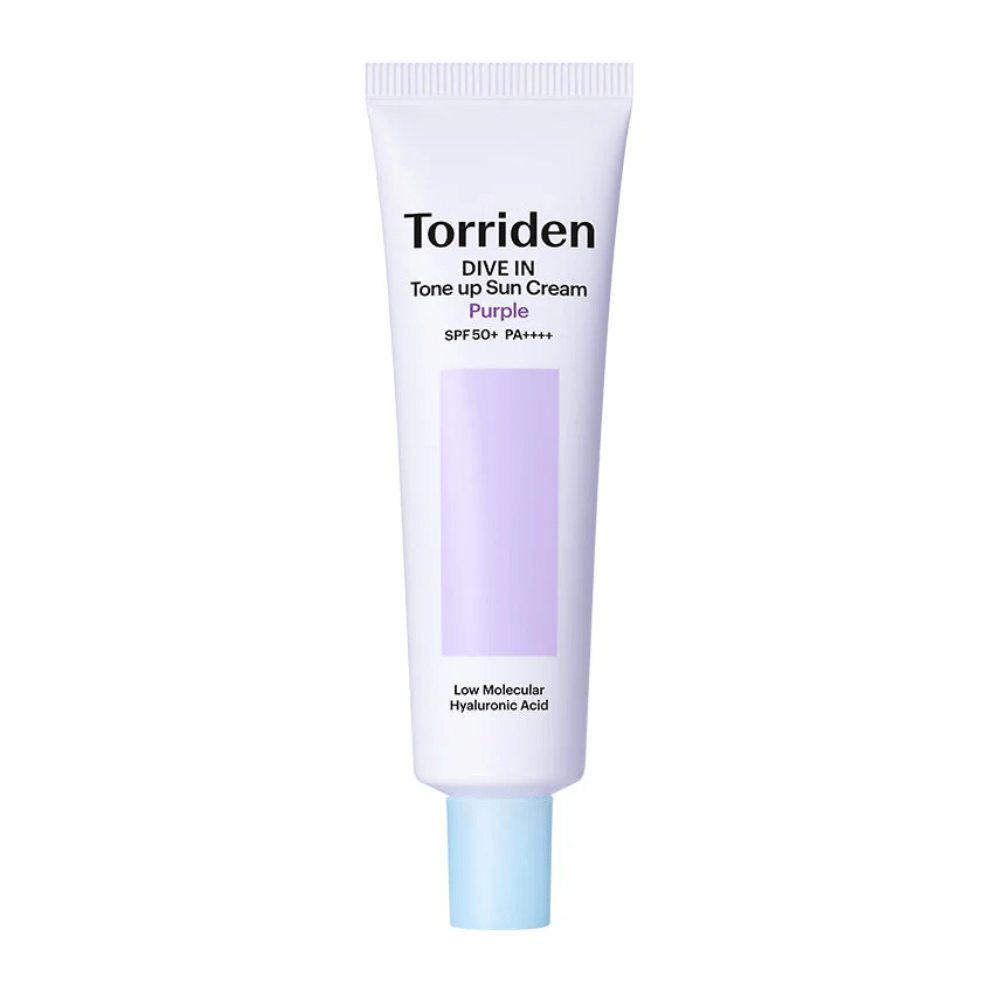 Torriden DIVE IN Tone Up Sun Cream Purple SPF50+ PA++++ v beli in vijolični tubi z nizkomolekularno hialuronsko kislino na nevtralnem ozadju.