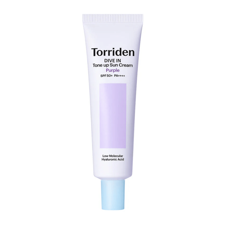 Torriden DIVE IN Tone Up Sun Cream Purple SPF50+ PA++++ v beli in vijolični tubi z nizkomolekularno hialuronsko kislino na nevtralnem ozadju.