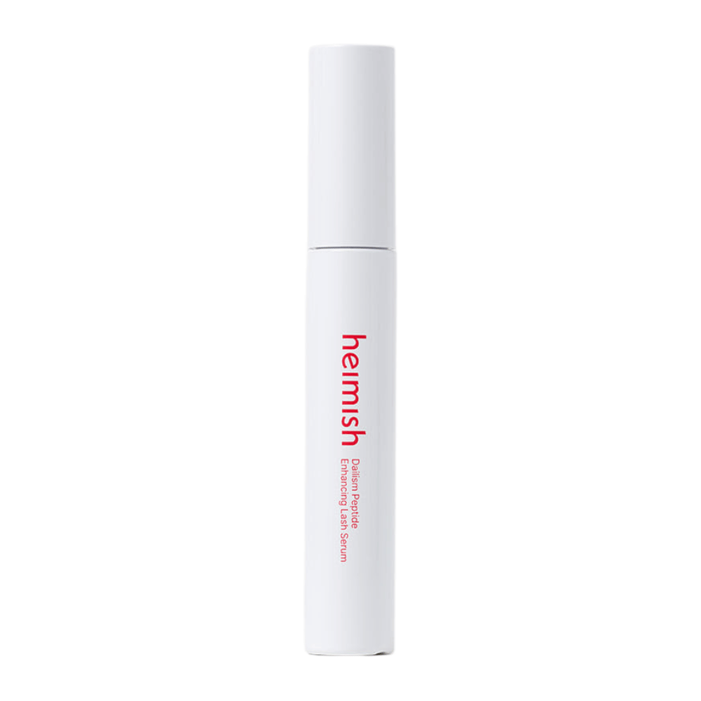 Slika izdelka Heimish Dailism Peptide Enhancing Lash Serum na svetlem ozadju. Serum za nego trepalnic je predstavljeno v elegantni beli embalaži s poudarkom na vsakodnevni negi in krepilnem učinku za trepalnice.