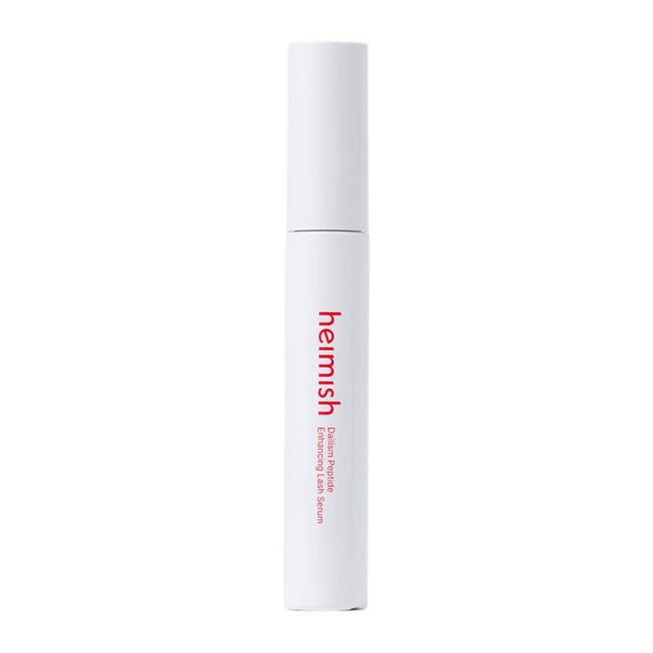 Slika izdelka Heimish Dailism Peptide Enhancing Lash Serum na svetlem ozadju. Serum za nego trepalnic je predstavljeno v elegantni beli embalaži s poudarkom na vsakodnevni negi in krepilnem učinku za trepalnice.