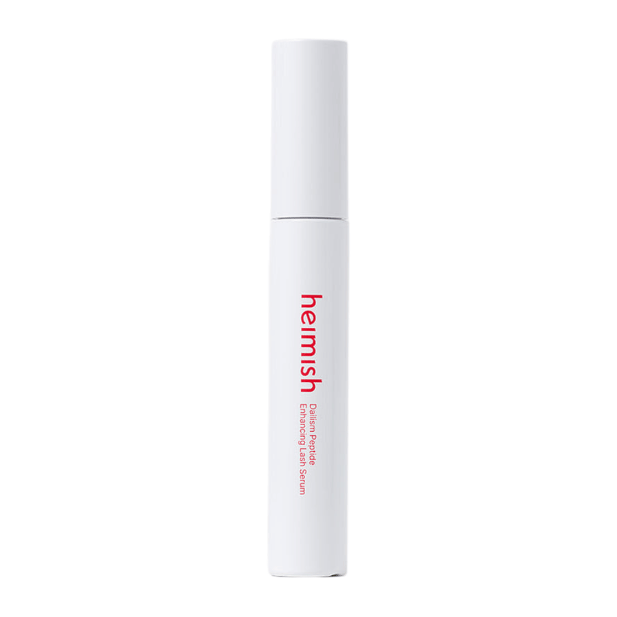 Slika izdelka Heimish Dailism Peptide Enhancing Lash Serum na svetlem ozadju. Serum za nego trepalnic je predstavljeno v elegantni beli embalaži s poudarkom na vsakodnevni negi in krepilnem učinku za trepalnice.
