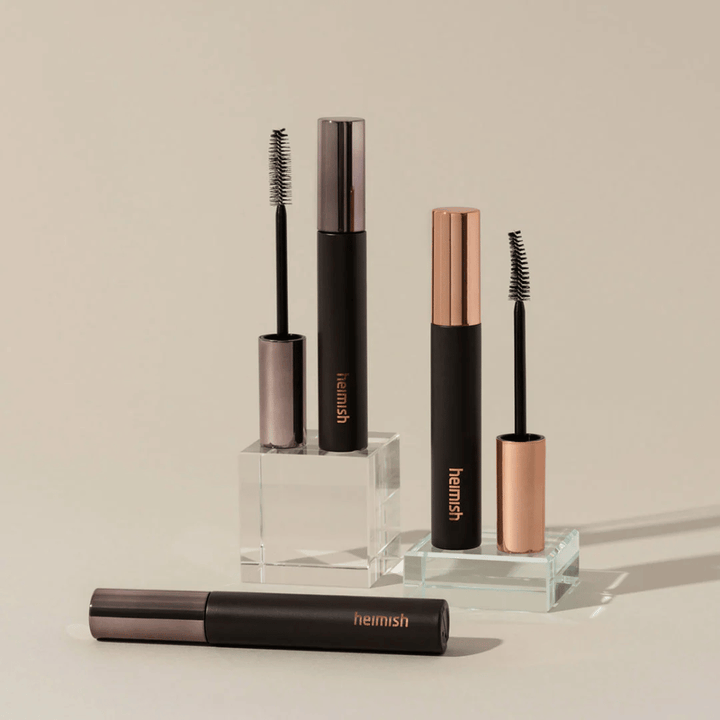 Heimish Dailism Smudge Stop Mascara z vidnimi ščetkami, ki prikazujejo razliko med volumsko in kodralno krtačko.
