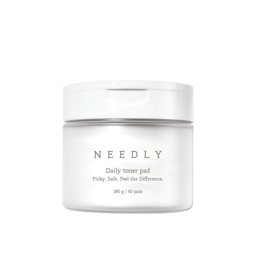 Bela posoda z Needly Daily Toner Pad. Embalaža ima minimalističen tekst, ki opisuje izdelek in vsebuje 280 g, kar ustreza 60 tonerpads. Besedilo se glasi 'Picky. Safe. Feel the Difference.
