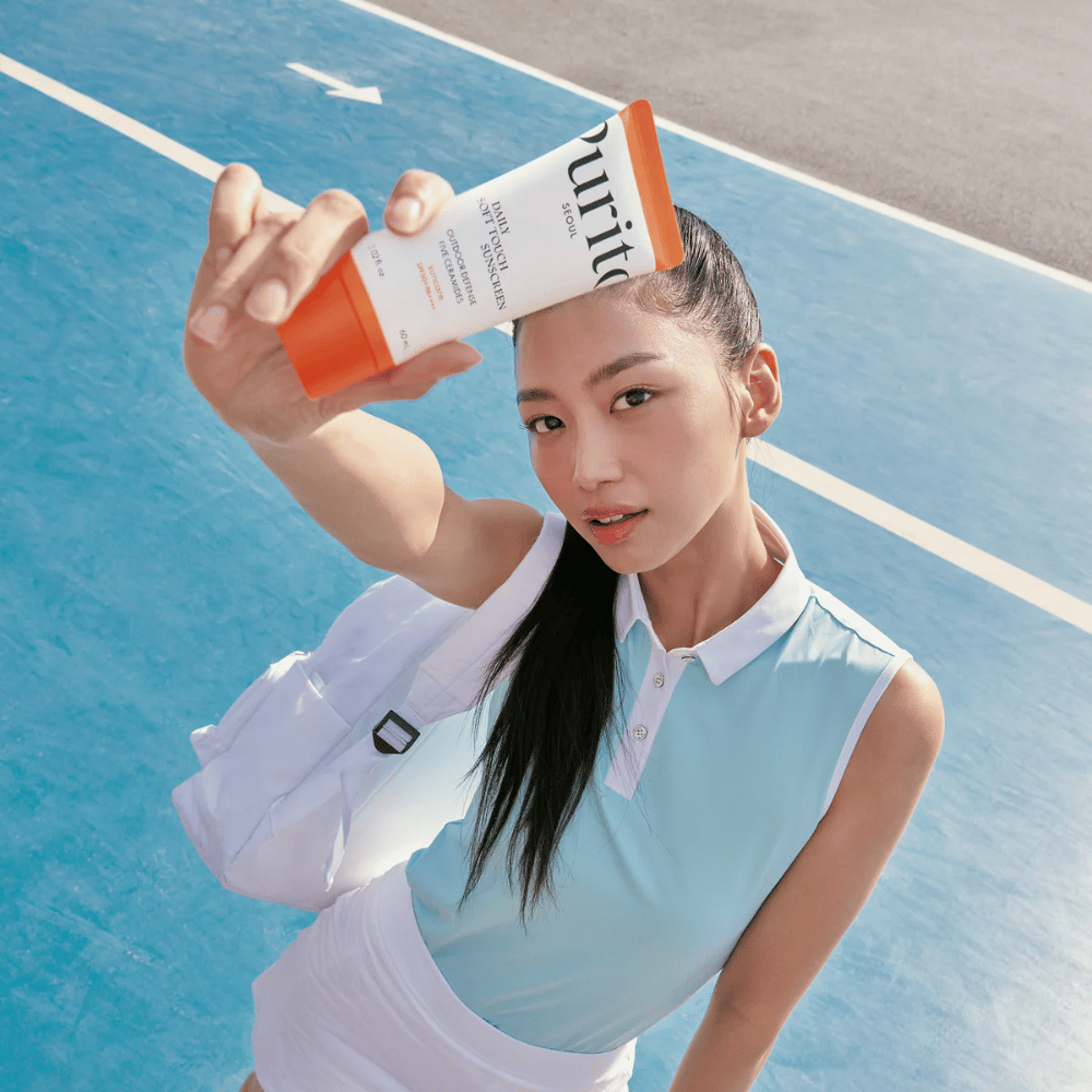 Purito Daily Soft Touch Sunscreen je popolna izbira za tiste z aktivnim življenjskim slogom. Z SPF50+ PA++++ ščiti kožo pred škodljivimi UV žarki, hkrati pa ohranja kožo navlaženo in uravnoteženo. Lahka, svilnata formula ne pušča bele sledi in je primerna tudi za občutljivo kožo. Vsebuje pet ceramidov in pomirjujočo Centello Asiatiko – popolna za šport, vsakdan in sončne dogodivščine.