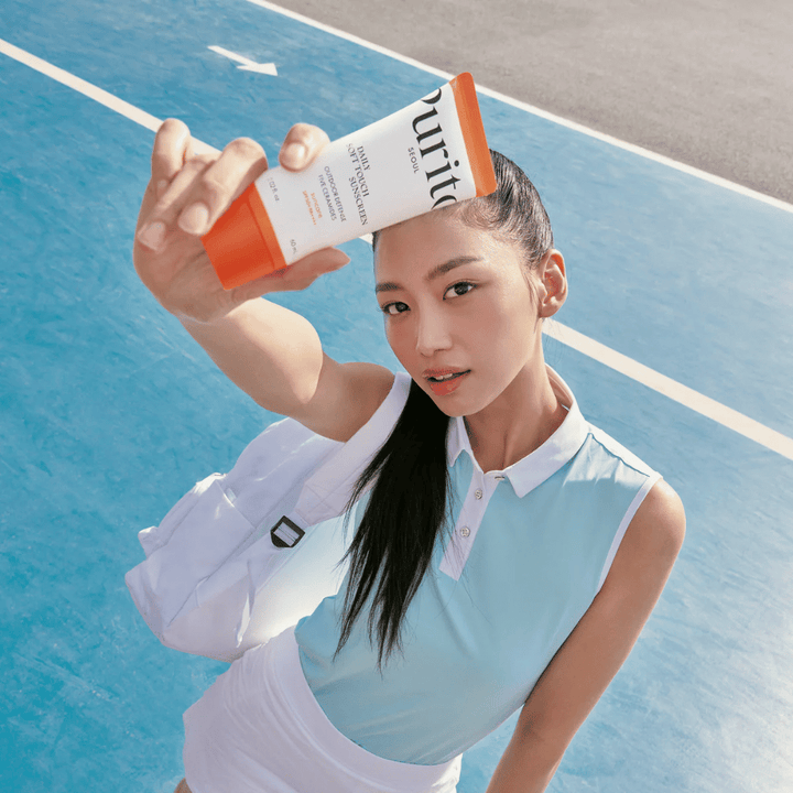 Purito Daily Soft Touch Sunscreen je popolna izbira za tiste z aktivnim življenjskim slogom. Z SPF50+ PA++++ ščiti kožo pred škodljivimi UV žarki, hkrati pa ohranja kožo navlaženo in uravnoteženo. Lahka, svilnata formula ne pušča bele sledi in je primerna tudi za občutljivo kožo. Vsebuje pet ceramidov in pomirjujočo Centello Asiatiko – popolna za šport, vsakdan in sončne dogodivščine.