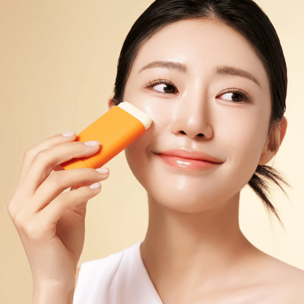 Purito Daily Soft Touch Sunscreen Stick je enostaven za nanos neposredno na kožo – brez lepljivosti ali belih ostankov. Popoln je za občutljivo kožo in nudi svilnato zaščito pred soncem z SPF50+ PA++++.