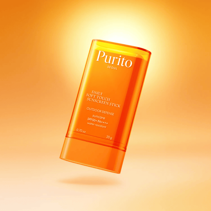 Purito Daily Soft Touch Sunscreen Stick z SPF50+ PA++++ nudi vodoodporno zaščito pred UVA/UVB. Lahka formula gladko drsi po koži brez lepljivosti – popolna za vsakodnevno zaščito na prostem.