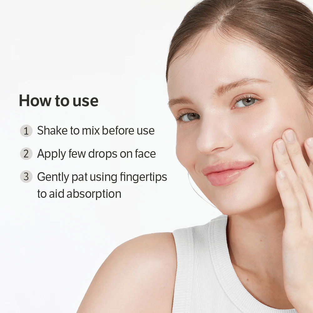 Slika z navodili, ki prikazuje, kako se serum uporablja – pretresite, nanesite nekaj kapljic in vtrite. Oseba z bleščečo kožo demonstrira uporabo.