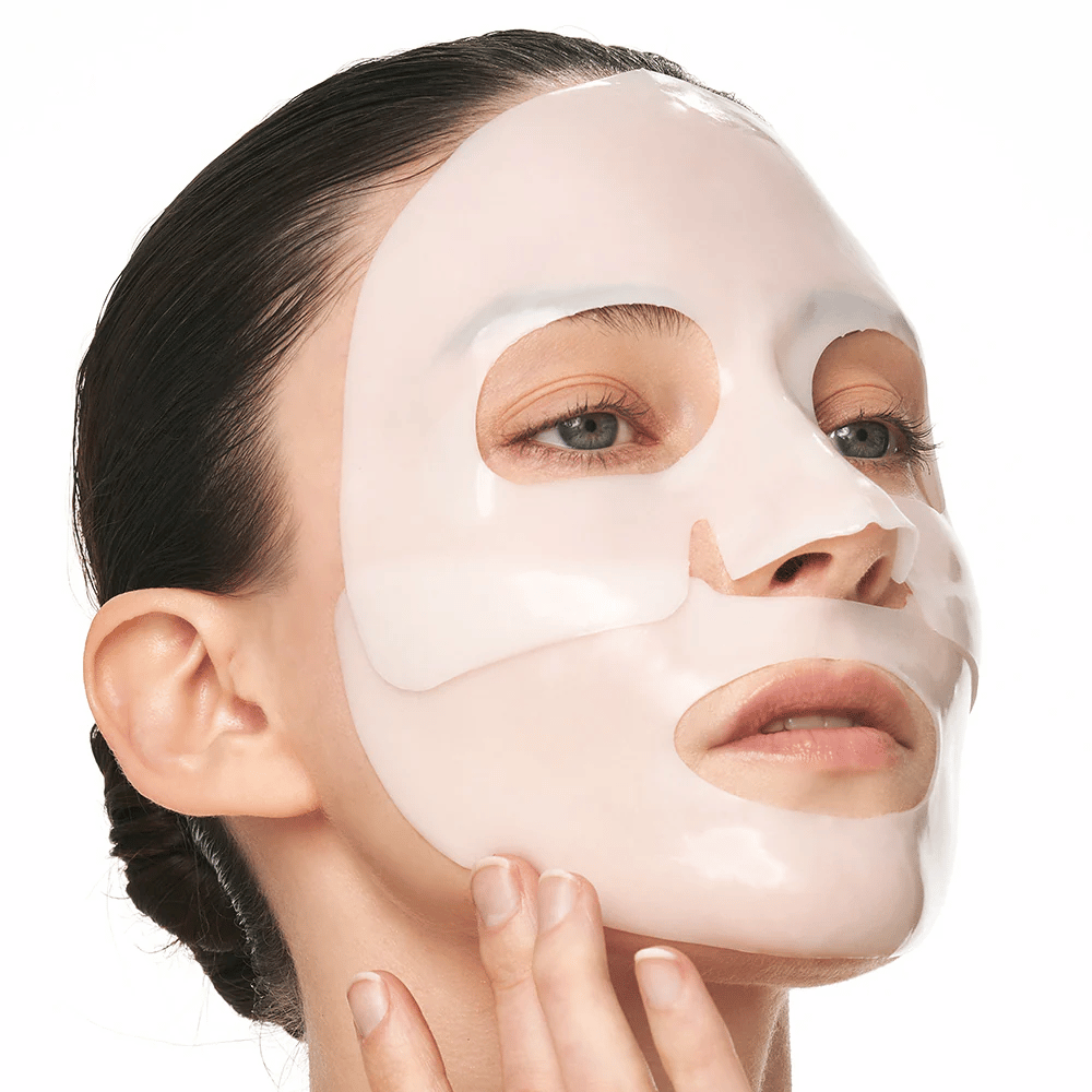 Ženska s Sungboon Editor Deep Collagen Power Boosting Mask v hidrogelu, vlažilna maska, ki krepi elastičnost kože.