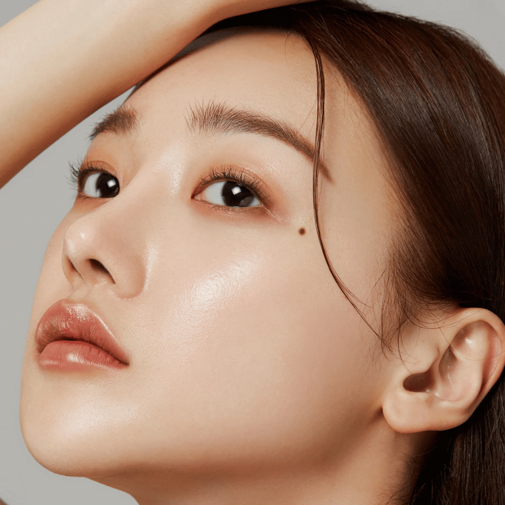 Povečan pogled na sijočo kožo – rezultat uporabe Medicube Deep Lifting Peptide Eye Cream, ki krepi elastičnost kože in vlaži.