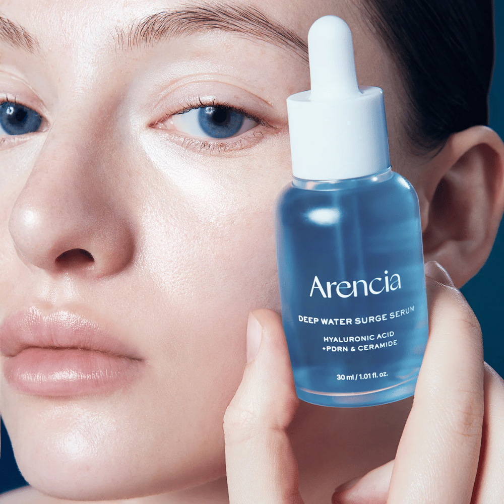 Model nanaša Arencia Deep Water Surge Serum – vlažilni korejski serum s hialuronsko kislino, PDRN in ceramidi, ki pomirjajo občutljivo kožo in krepijo kožno pregrado.