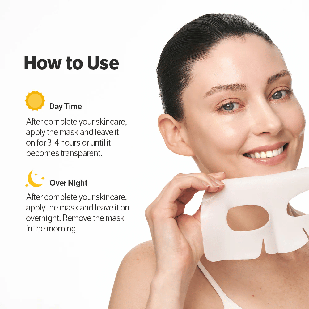 Ženska, ki drži Sungboon Editor Deep Collagen Power Boosting Mask z navodili za uporabo podnevi in ponoči.