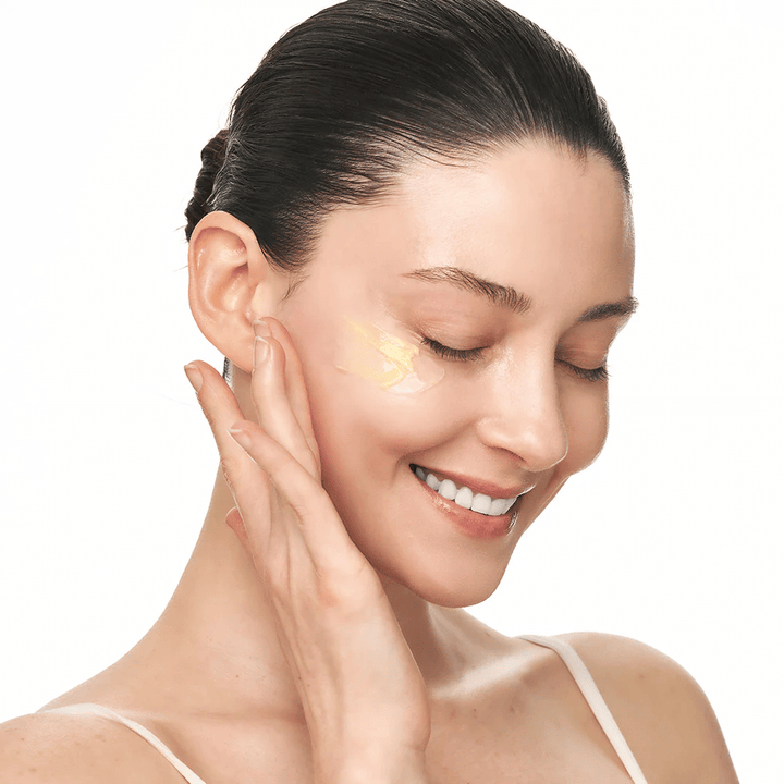 Oseba masira Sungboon Editor Deep Collagen Retinol Capsule Cream na lice. Izdelek daje sijaj, čvrstost in dolgotrajno vlaženje.