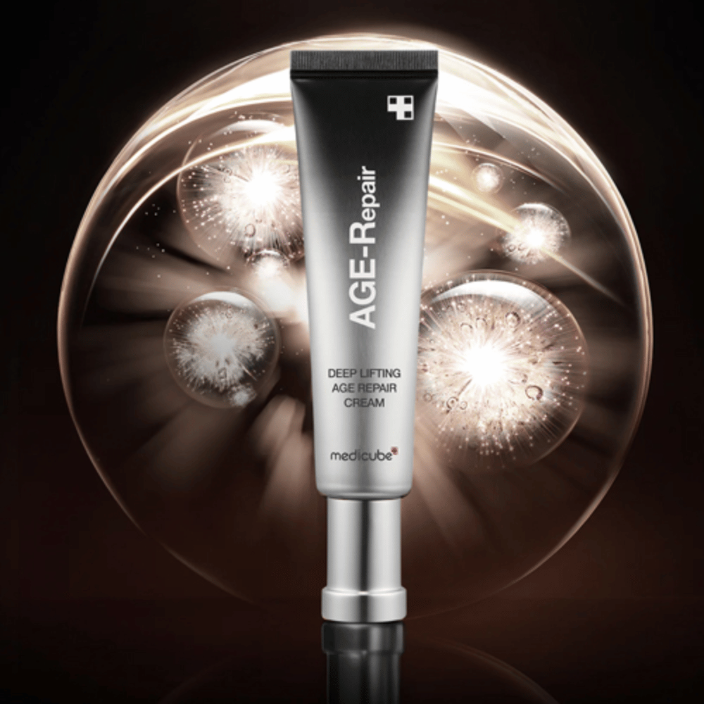 Medicube Deep Lifting Age Repair Cream v srebrni tubi na ozadju s svetlobnimi učinki, simbolizira anti-aging in obnovo kože.