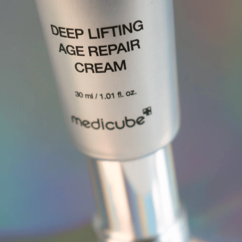 Bližnji posnetek Medicube Deep Lifting Age Repair Cream v srebrni embalaži, 30 ml.