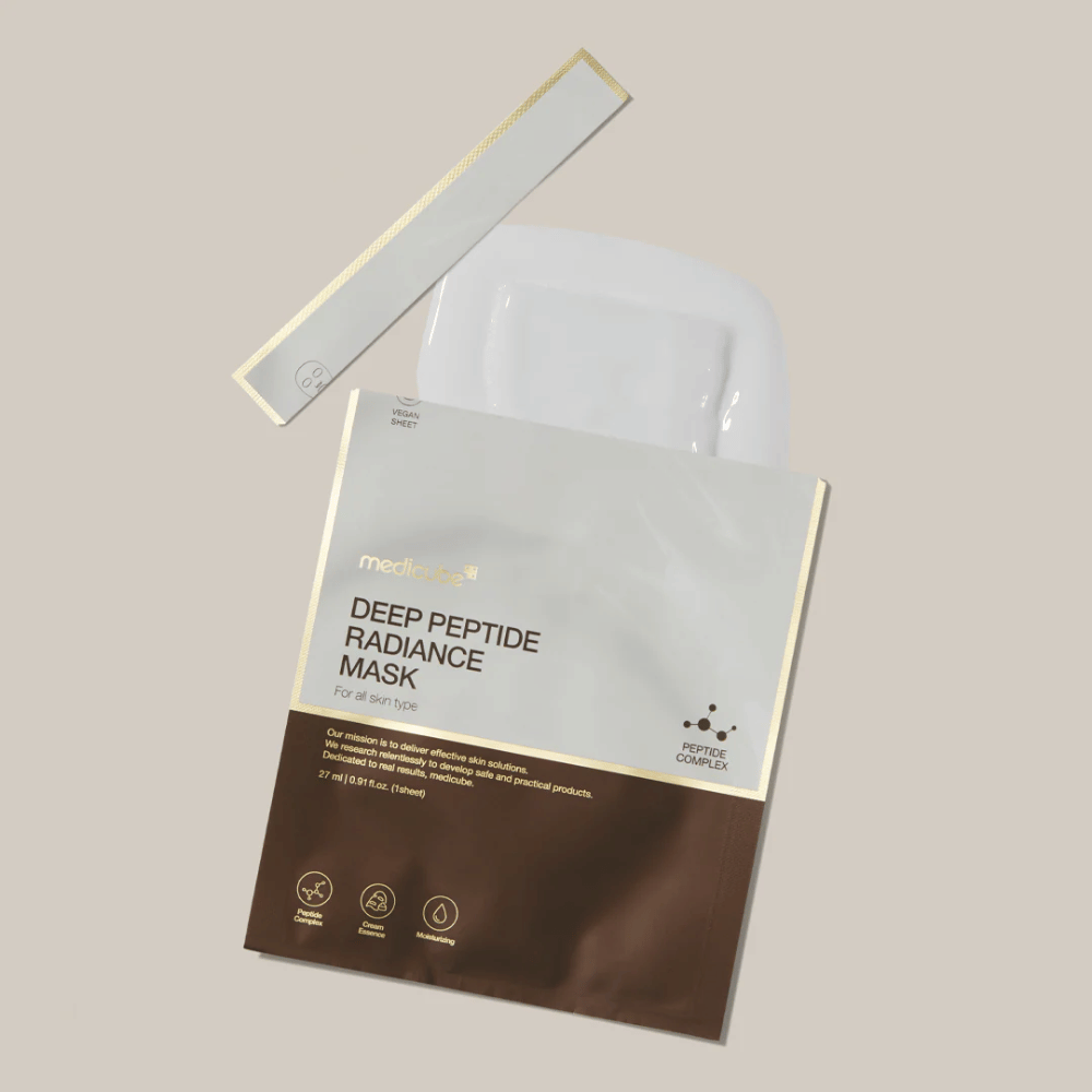Medicube Deep Peptide Radiance Mask v odprti embalaži z vidno sheet masko, tekoča predstavitev na nevtralnem ozadju.