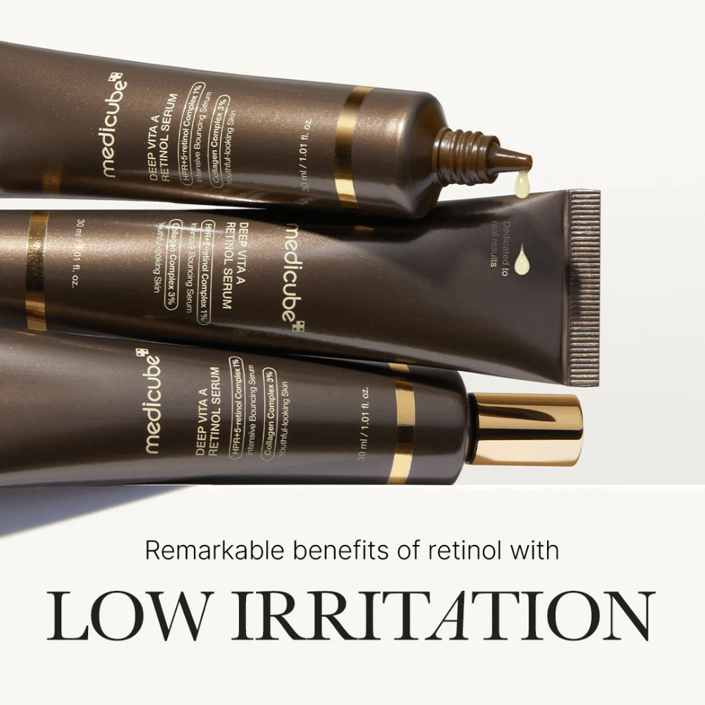 Tri tube Medicube Deep Vita A Retinol Serum s kapljicami seruma, poudarjajo prednosti retinola z nizkim draženjem.