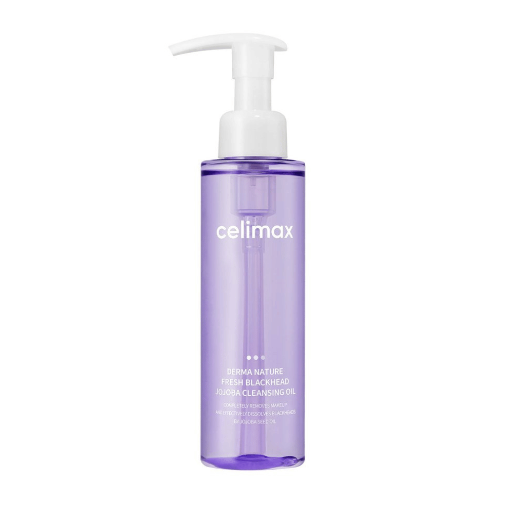 Steklenica Celimax Derma Nature Fresh Blackhead Jojoba Cleansing Oil v prozorni vijolični embalaži z belo pumpico, na beli podlagi.