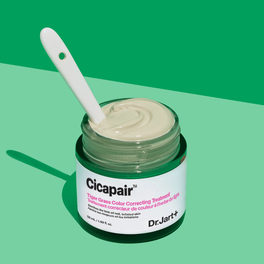 Kozarec Cicapair Tiger Grass Color Correcting Treatment 50 ml od Dr Jart+ na zeleni podlagi.