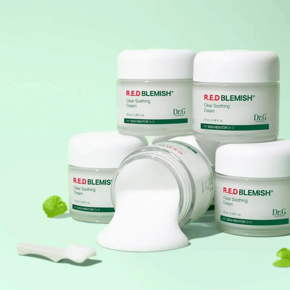 Dr.G R.E.D Blemish Clear Soothing Cream ponuja intenzivno vlaženje in olajšanje za občutljivo kožo. Formula s Centello Asiatica in hialuronsko kislino krepi kožno pregrado in zmanjšuje draženje. Odlična za vsakodnevno uporabo za uravnotežen in čist ton kože.