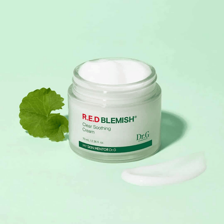 Dr.G R.E.D Blemish Clear Soothing Cream pomirja in vlaži občutljivo kožo. Obogatena s Centello Asiatica in hialuronsko kislino, krepi kožno pregrado in zmanjšuje rdečico. Idealna za dnevno nego za uravnoteženo in čisto kožo.