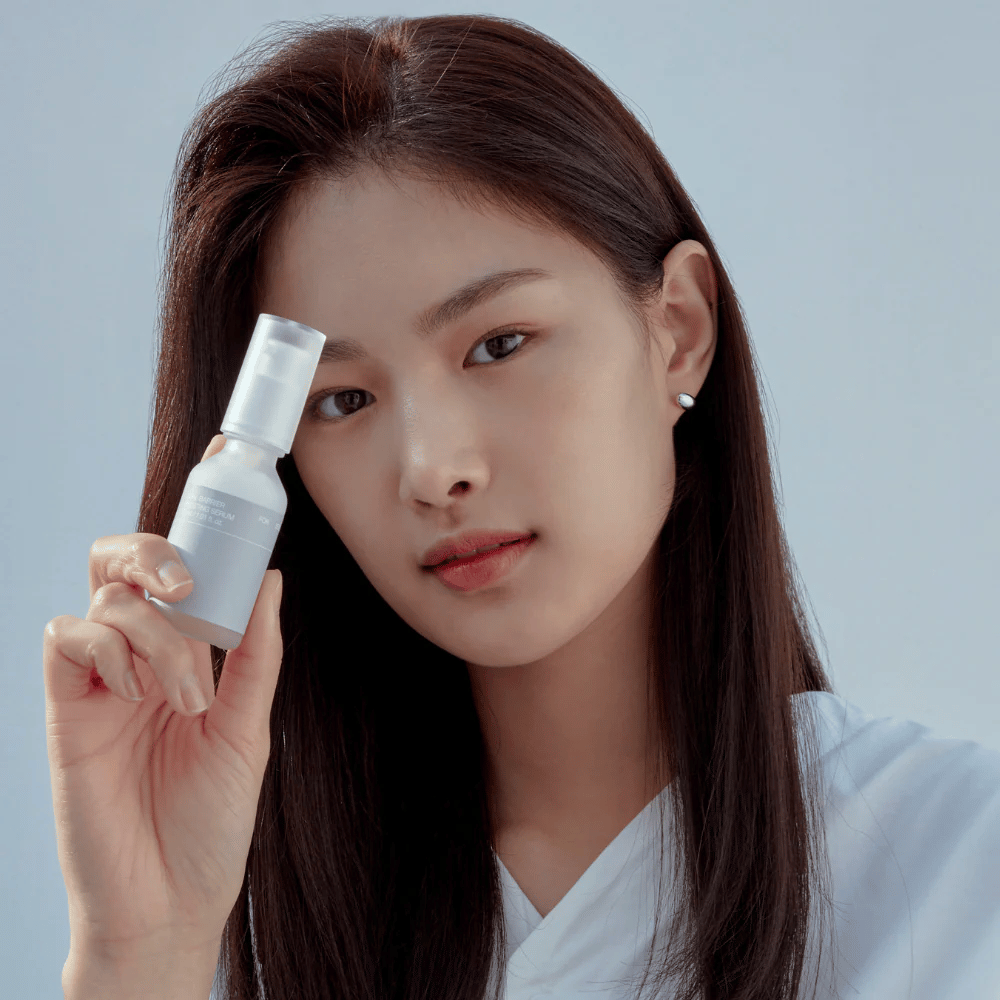 Model drži Celimax Dual Barrier Boosting Serum, korejska nega kože, ki krepi kožno pregrado in pomirja občutljivo kožo.