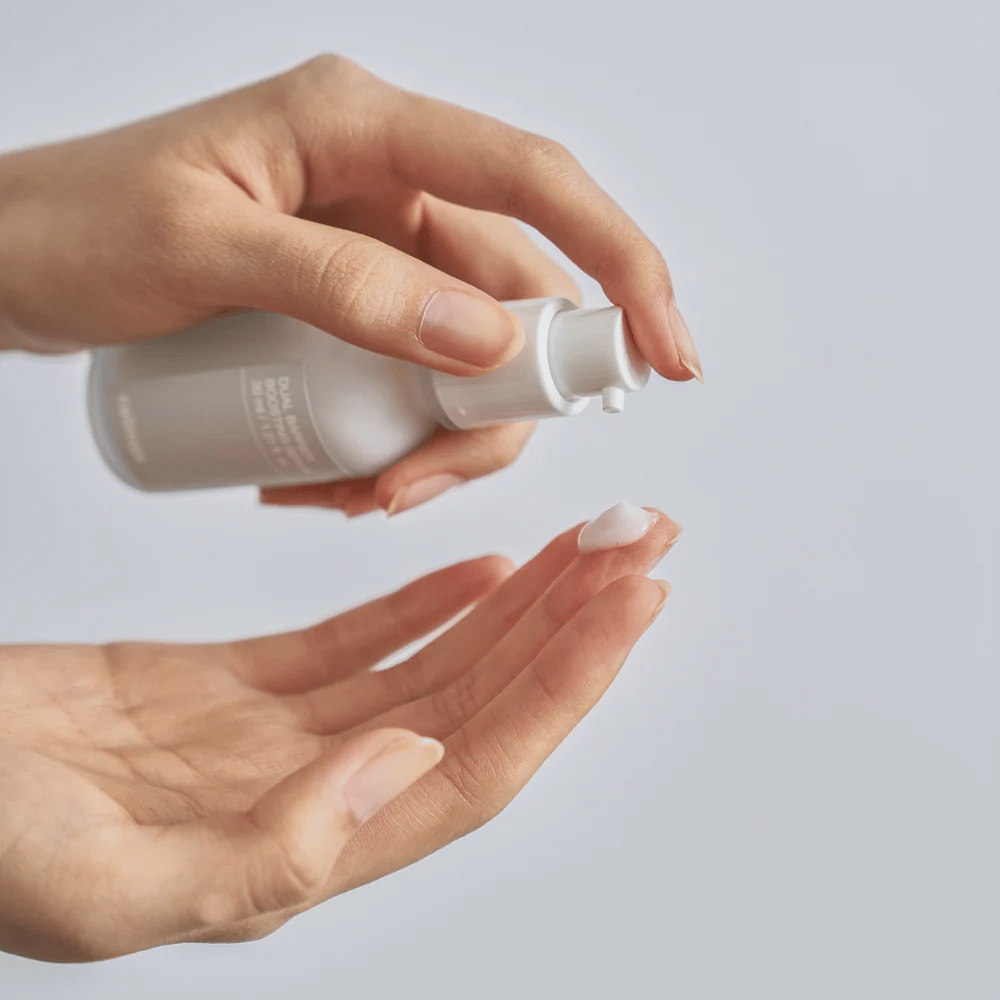 Celimax Dual Barrier Boosting Serum se iztisne v roko, lahka tekstura seruma za dnevno nego kože in popravilo pregrade.