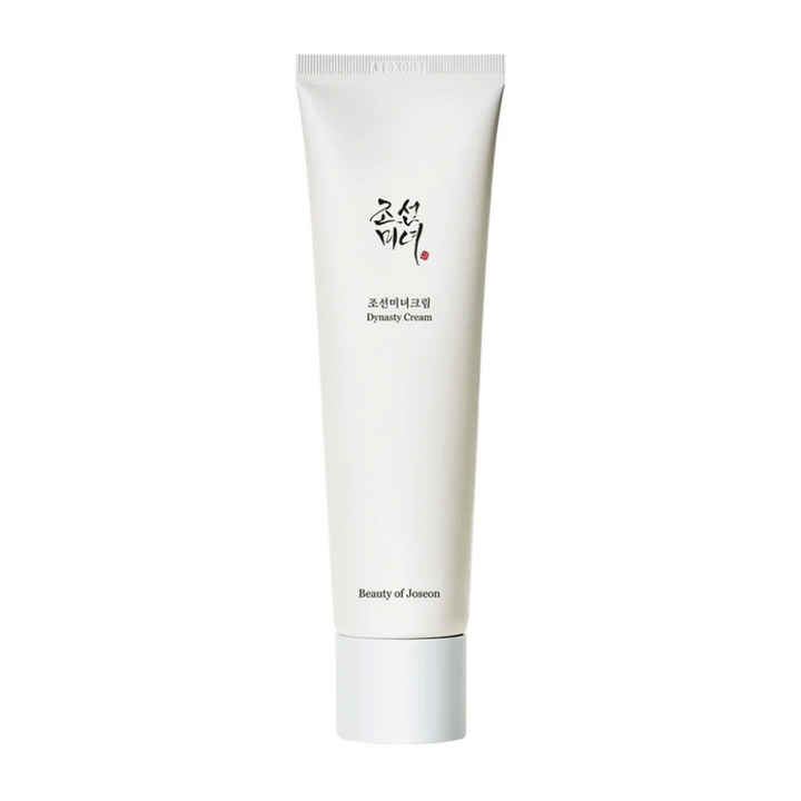 Slika prikazuje tubo "Beauty of Joseon Dynasty Cream". Tanka, bela tuba ima minimalistične oblikovne elemente, vključno z elegantnim črnim in rdečim besedilom. Ta izdelek za nego kože obljublja, da bo nahranil in poživljal kožo, kar odraža zgodovinske lepotne skrivnosti iz dinastije Joseon.