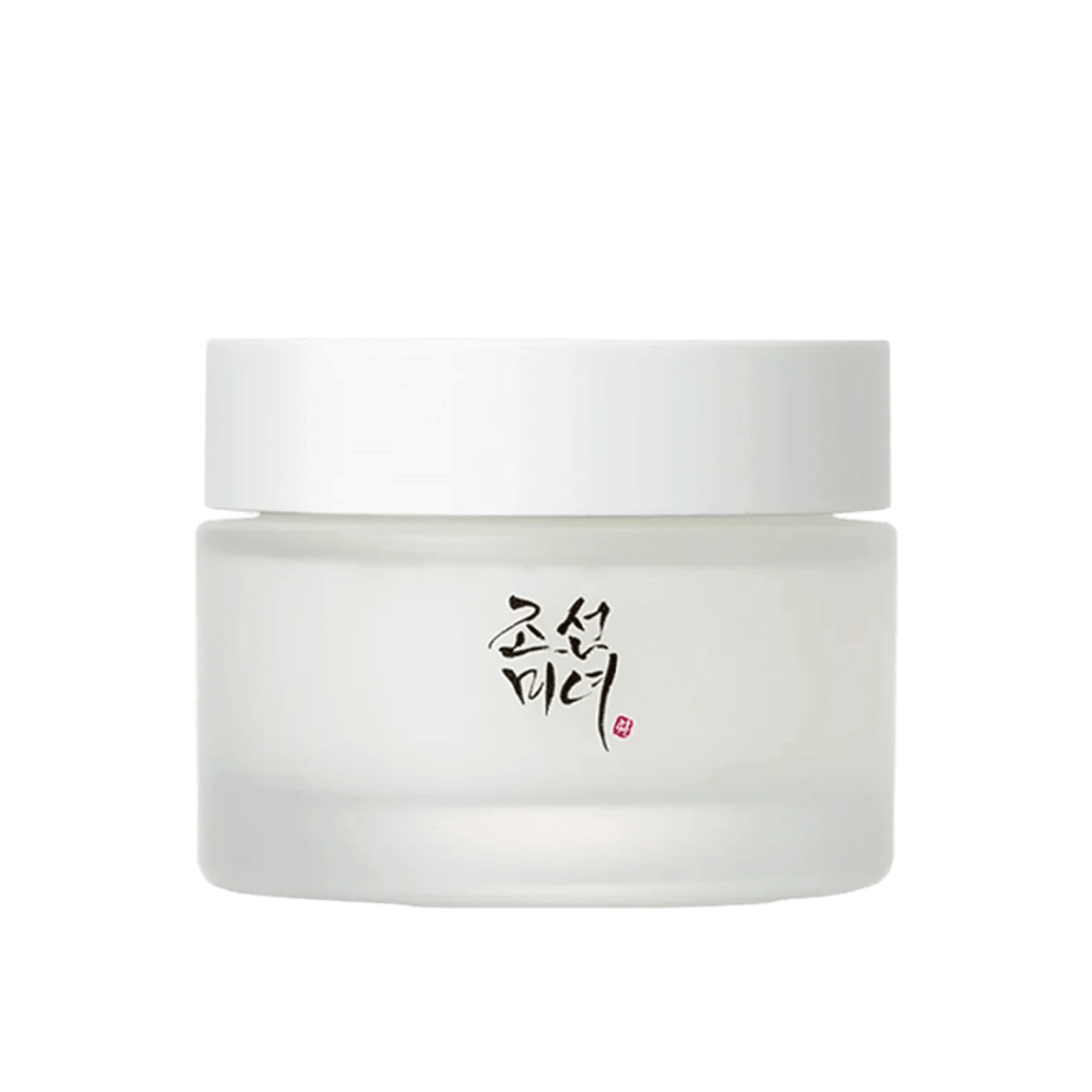 Slika prikazuje kozarec "Beauty of Joseon Dynasty Cream". Embalaža je iz matiranega stekla s preprostim belim pokrovom, elegantno okrašena s tradicionalno korejsko kaligrafijo v črni barvi. Izdelek je namenjen zagotavljanju hranljive nege kože, navdihnjene s starodavnimi korejskimi lepotnimi rutinami.