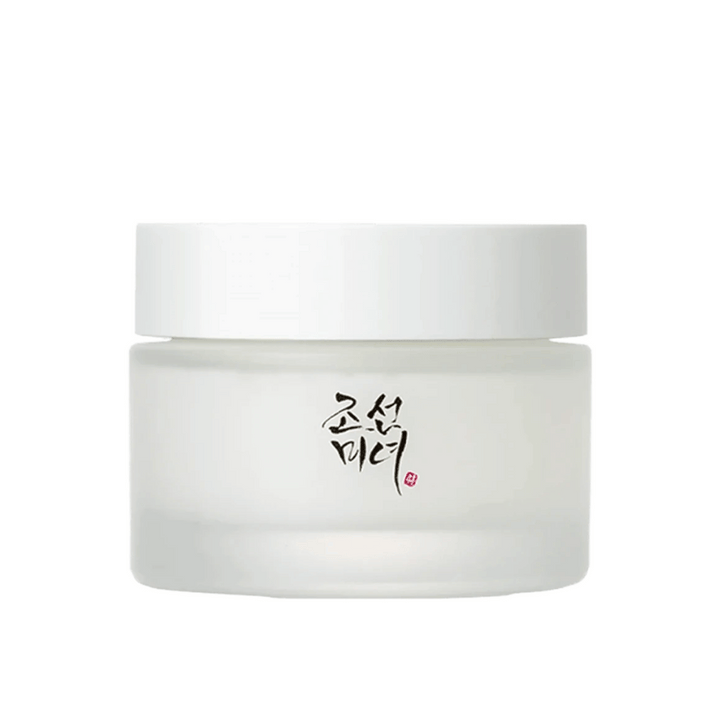 Slika prikazuje kozarec "Beauty of Joseon Dynasty Cream". Embalaža je iz matiranega stekla s preprostim belim pokrovom, elegantno okrašena s tradicionalno korejsko kaligrafijo v črni barvi. Izdelek je namenjen zagotavljanju hranljive nege kože, navdihnjene s starodavnimi korejskimi lepotnimi rutinami.