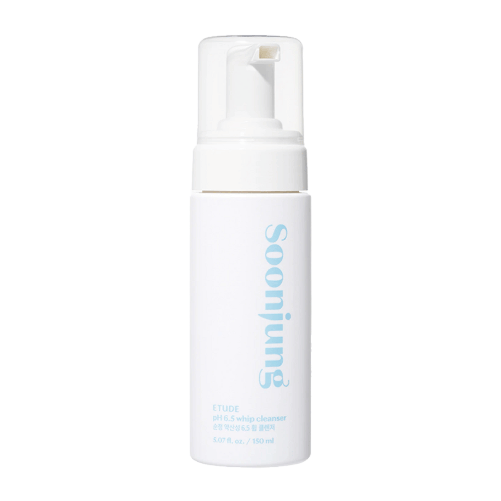 Bela steklenička s črpalko z napisom "Soon Jung pH 6.5 Whip Cleanser" od ETUDE, vsebuje 5,07 oz. / 150 ml. Dizajn je preprost in moderen s čisto belo ozadje.