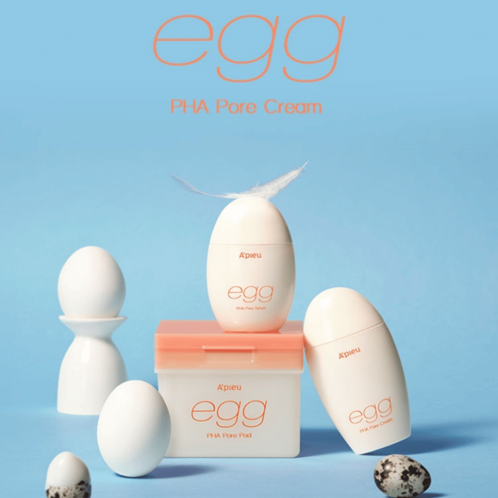 A'pieu Egg PHA Pore-serija – jajčasti izdelki kot so serum, krema in blazinice, elegantno razporejeni na modrem ozadju z jajcem in peresom, ki simbolizirajo nežno nego kože.