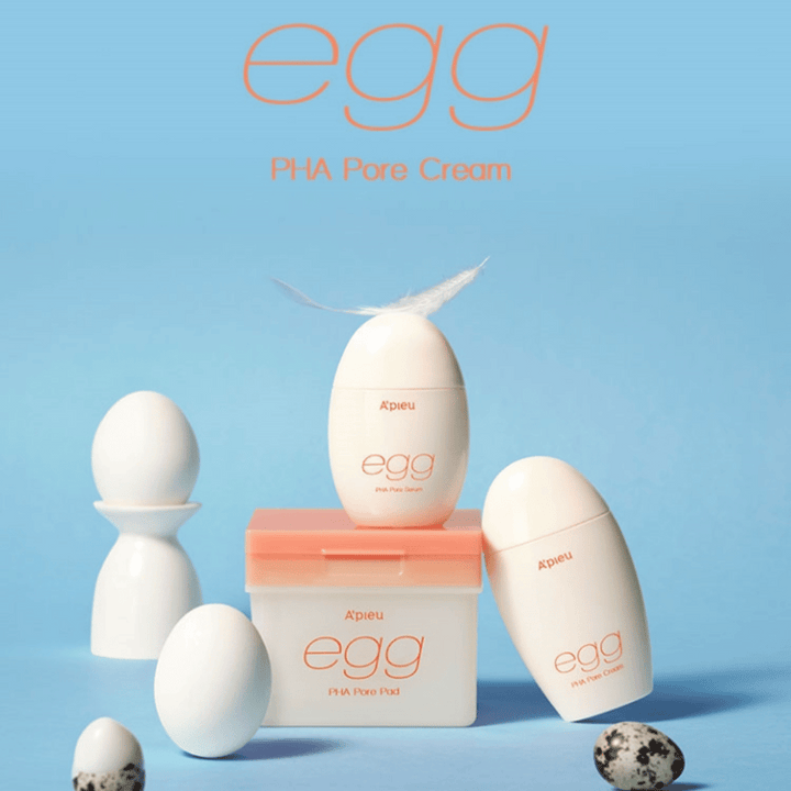 A'pieu Egg PHA Pore-serija – jajčasti izdelki kot so serum, krema in blazinice, elegantno razporejeni na modrem ozadju z jajcem in peresom, ki simbolizirajo nežno nego kože.