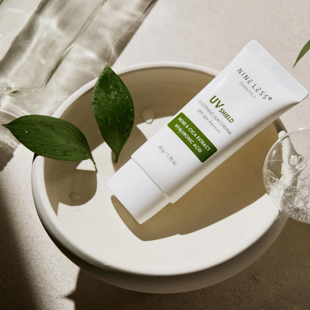 NINE LESS Essentials UV Shield Soothing Sun Cream SPF 50+ PA++++ z izvlečkoma nonija in cice ter hialuronsko kislino za vsakodnevno zaščito pred soncem in vlaženje.